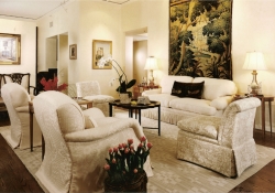 Traditionally furnished living room Tony Berardi, Chicago Tribune